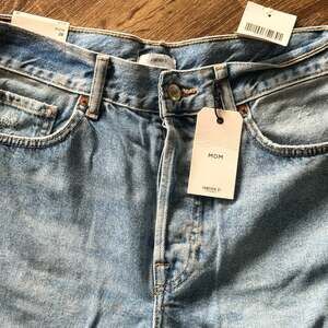 NWT Forever 21 High-Waisted Mom Jeans - Light Wash Denim, Size 28
